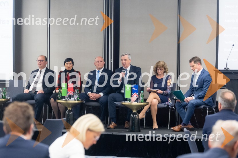  Dejan  Spasovski, ustanovitelj in lastnik, ESG Novo;  Tea Bilić Zabric, neodvisna vodja nadzora, Rolls-Royce SMR;  Daniel Dean, predsednik strateške svetovalne skupine, Mednarodna banka za jedrsko infrastrukturo;  Danijel Levičar, državni sekretar za nacionalni jedrski program, Kabinet predsednika Vlade Republike Slovenije;  Antonija Božič Cerar, direktorica Službe za okolje, podnebje in energijo, Gospodarska zbornica Slovenije;  Tomaž Orešič, podpredsednik skupine ResaltaČaj z razlogom na konferenci z naslovom Pospeševanje zelenega prehoda - priložnosti in financiranje