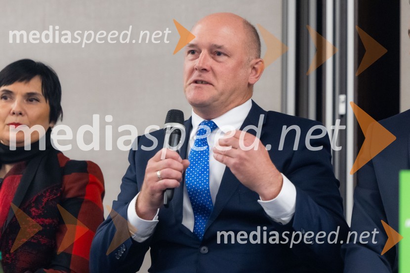  Tea Bilić Zabric, neodvisna vodja nadzora, Rolls-Royce SMR;  Daniel Dean, predsednik strateške svetovalne skupine, Mednarodna banka za jedrsko infrastrukturoČaj z razlogom na konferenci z naslovom Pospeševanje zelenega prehoda - priložnosti in financiranje