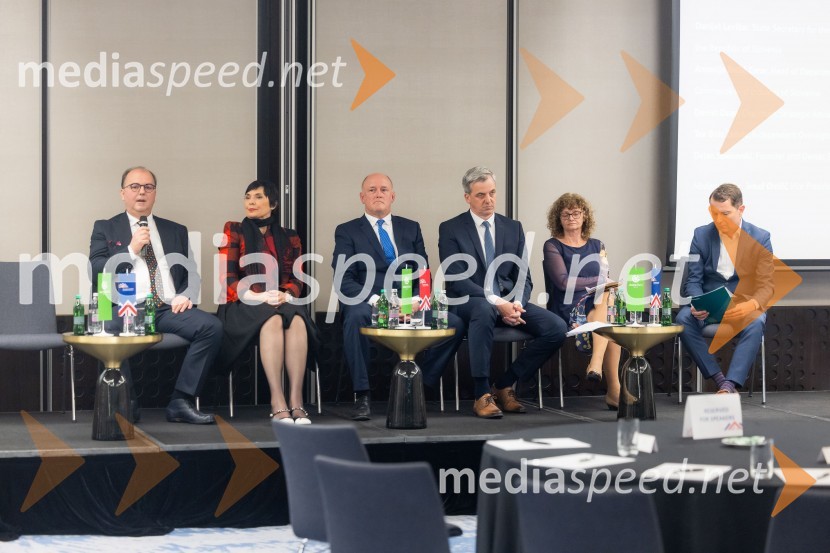  Dejan  Spasovski, ustanovitelj in lastnik, ESG Novo;  Tea Bilić Zabric, neodvisna vodja nadzora, Rolls-Royce SMR;  Daniel Dean, predsednik strateške svetovalne skupine, Mednarodna banka za jedrsko infrastrukturo;  Danijel Levičar, državni sekretar za nacionalni jedrski program, Kabinet predsednika Vlade Republike Slovenije;  Antonija Božič Cerar, direktorica Službe za okolje, podnebje in energijo, Gospodarska zbornica Slovenije;  Tomaž Orešič, podpredsednik skupine ResaltaČaj z razlogom na konferenci z naslovom Pospeševanje zelenega prehoda - priložnosti in financiranje