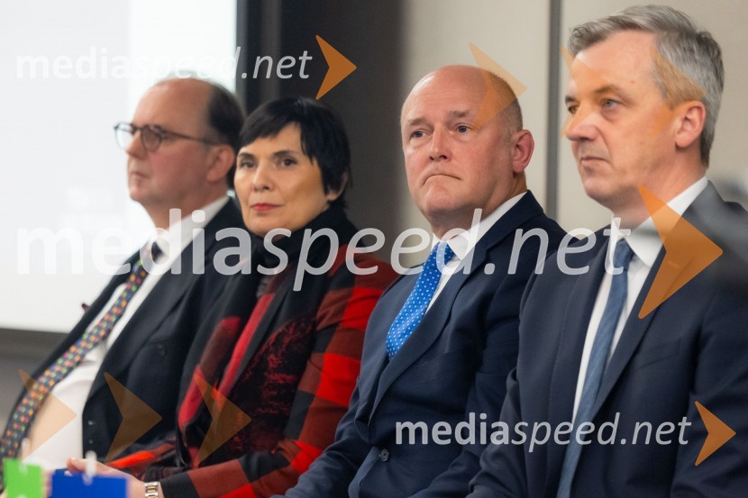  Dejan  Spasovski, ustanovitelj in lastnik, ESG Novo;  Tea Bilić Zabric, neodvisna vodja nadzora, Rolls-Royce SMR;  Daniel Dean, predsednik strateške svetovalne skupine, Mednarodna banka za jedrsko infrastrukturo;  Danijel Levičar, državni sekretar za nacionalni jedrski program, Kabinet predsednika Vlade Republike SlovenijeČaj z razlogom na konferenci z naslovom Pospeševanje zelenega prehoda - priložnosti in financiranje