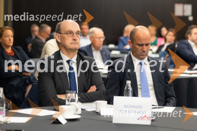  Huw Williams, UK Department for Energy Security and Net Zero;  Tomaž Štokelj, generalni direktor, Holding Slovenske elektrarneČaj z razlogom na konferenci z naslovom Pospeševanje zelenega prehoda - priložnosti in financiranje