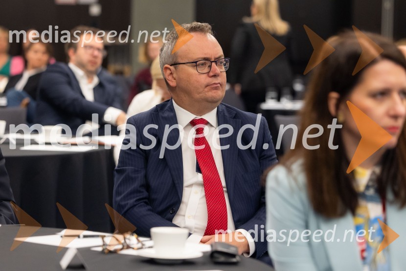  Troy Edwards, partner in so-vodja globalnega energetskega sektorja, A&O ShearmanČaj z razlogom na konferenci z naslovom Pospeševanje zelenega prehoda - priložnosti in financiranje