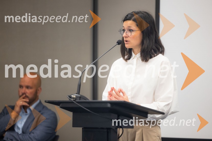  Anja Hreščak, novinarka, DnevnikČaj z razlogom na konferenci z naslovom Pospeševanje zelenega prehoda - priložnosti in financiranje