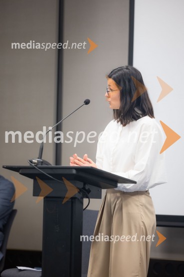  Anja Hreščak, novinarka, DnevnikČaj z razlogom na konferenci z naslovom Pospeševanje zelenega prehoda - priložnosti in financiranje