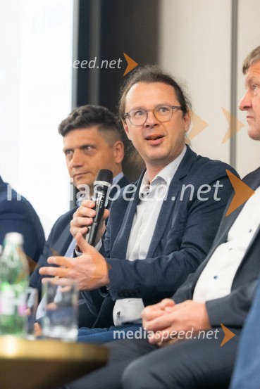 dr. Klemen Belhar, Vesna zelena stranka; dr. Luka Omladič, LevicaČaj z razlogom na konferenci z naslovom Pospeševanje zelenega prehoda - priložnosti in financiranje