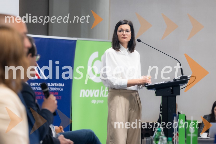  Anja Hreščak, novinarka, DnevnikČaj z razlogom na konferenci z naslovom Pospeševanje zelenega prehoda - priložnosti in financiranje