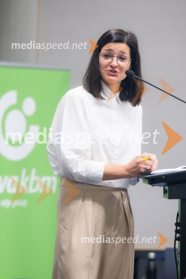  Anja Hreščak, novinarka, DnevnikČaj z razlogom na konferenci z naslovom Pospeševanje zelenega prehoda - priložnosti in financiranje