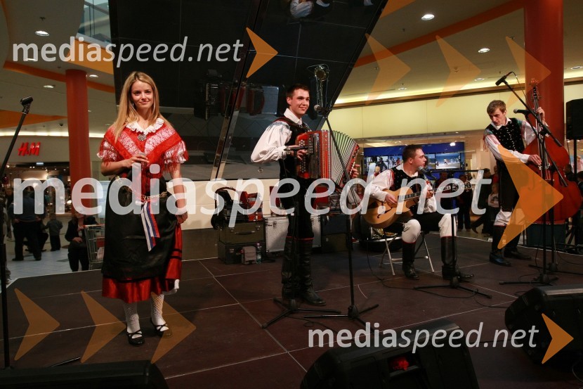 Ansambel Roka ŽlindreFestival narodnozabavne glasbe v Europarku