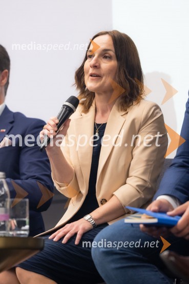  Mojca Erjavec, NSiČaj z razlogom na konferenci z naslovom Pospeševanje zelenega prehoda - priložnosti in financiranje