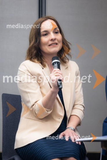  Mojca Erjavec, NSiČaj z razlogom na konferenci z naslovom Pospeševanje zelenega prehoda - priložnosti in financiranje