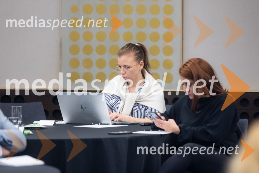  ... ;  Špela Drobnič Rener, Britansko-slovenska gospodarska zbornicaČaj z razlogom na konferenci z naslovom Pospeševanje zelenega prehoda - priložnosti in financiranje