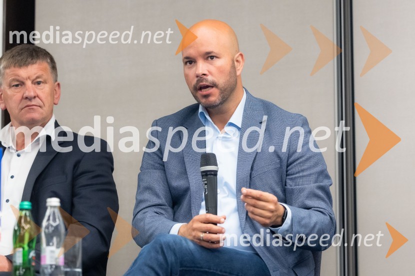  Franci Bogovič, poslanec Evropskega parlamenta, SLS;  Matevž Frangež, državni sekretarČaj z razlogom na konferenci z naslovom Pospeševanje zelenega prehoda - priložnosti in financiranje