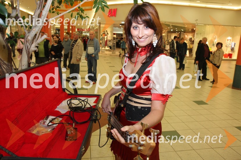 Marjana Hercog, članica ansambla Vesele ŠtajerkeFestival narodnozabavne glasbe v Europarku