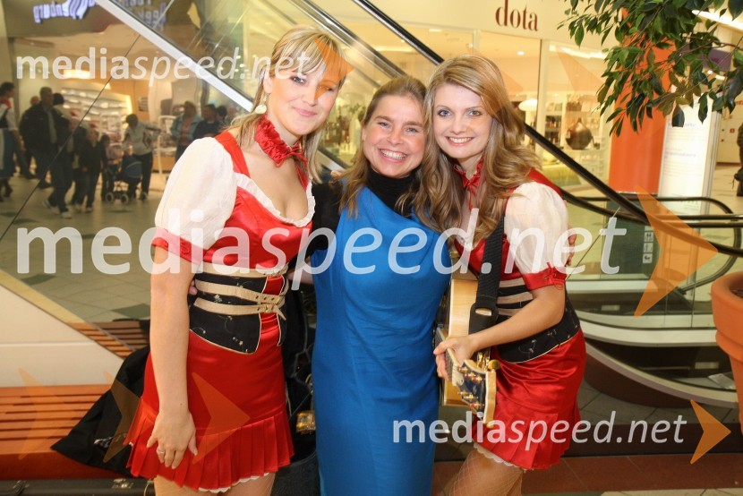 Vida Sadek, članica ansambla Vesele Štajerke, Zvezda Novljan in Loti Žlaus, članica ansambla Vesele ŠtajerkeFestival narodnozabavne glasbe v Europarku