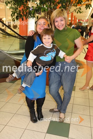 Zvezda Novljan in Petra Romih, vodja marketinga v Europarku s sinom ArtomFestival narodnozabavne glasbe v Europarku