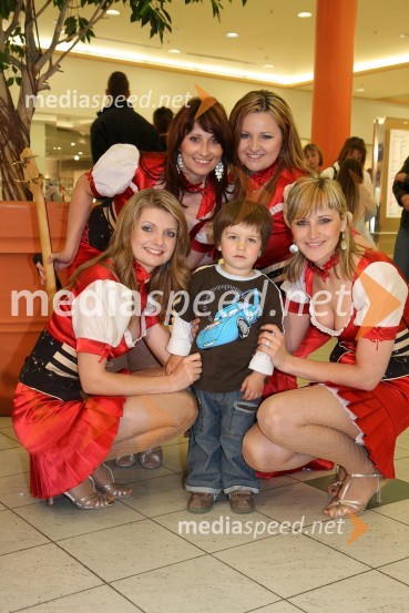 Ansambel Vesele Štajerke z Artom, sinom Petre RomihFestival narodnozabavne glasbe v Europarku