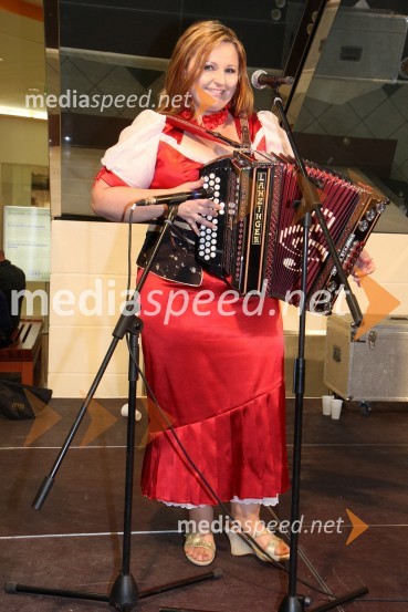 Mojca Črešnar, članica ansambla Vesele ŠtajerkeFestival narodnozabavne glasbe v Europarku