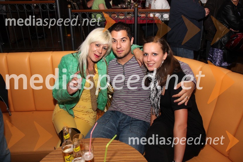 Karmen Auer, soproga Stojana Auerja s prijateljemaDalmatinski večer z Oliverjem Dragojevičem v Bowling centru Strike