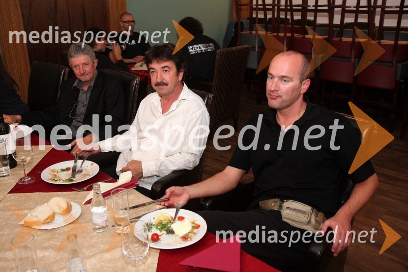 Člani spremljevalne skupine Oliverja DragojevičaDalmatinski večer z Oliverjem Dragojevičem v Bowling centru Strike