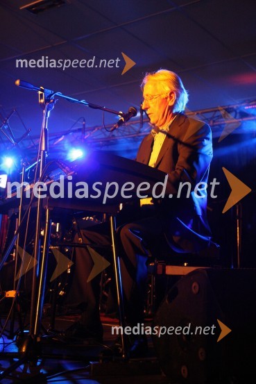 Oliver Dragojevič, hrvaški pevecDalmatinski večer z Oliverjem Dragojevičem v Bowling centru Strike