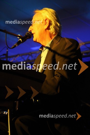 Oliver Dragojevič, hrvaški pevecDalmatinski večer z Oliverjem Dragojevičem v Bowling centru Strike