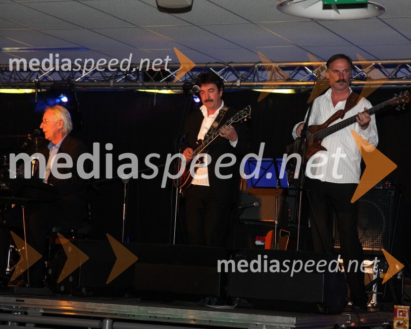 Oliver Dragojevič, hrvaški pevec in člana spremljevalne skupineDalmatinski večer z Oliverjem Dragojevičem v Bowling centru Strike