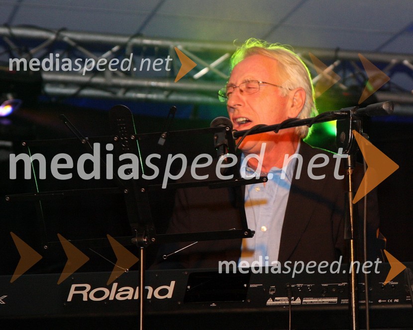 Oliver Dragojevič, hrvaški pevecDalmatinski večer z Oliverjem Dragojevičem v Bowling centru Strike