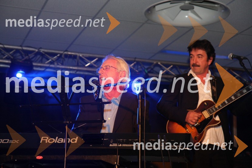 Oliver Dragojevič, hrvaški pevec in član spremljevalne skupineDalmatinski večer z Oliverjem Dragojevičem v Bowling centru Strike