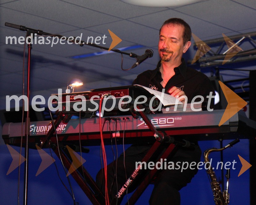 Član spremljevalne skupine Oliverja DragojevičaDalmatinski večer z Oliverjem Dragojevičem v Bowling centru Strike