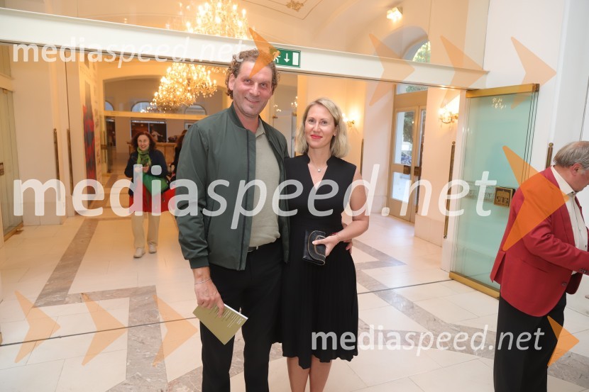  Dejan Juravič, urednik za operno glasbo na Radiu Ars;  Mateja Kožuh, producentka in joga učiteljica MS7Tosca, premiera v Operi in Baletu Slovenskega narodnega gledališča Maribor