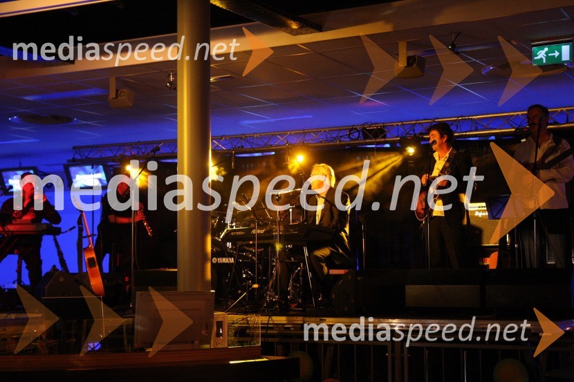 Oliver Dragojevič, hrvaški pevec s spremljevalno skupinoDalmatinski večer z Oliverjem Dragojevičem v Bowling centru Strike