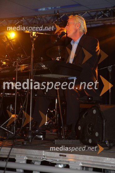 Oliver Dragojevič, hrvaški pevecDalmatinski večer z Oliverjem Dragojevičem v Bowling centru Strike