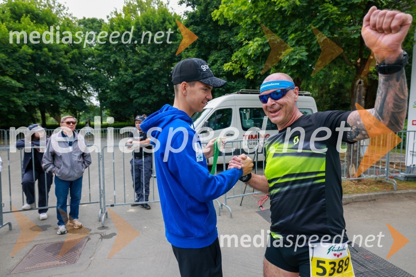  Žak Mogel, smučarski skakalec;  Branko  Gašparac, vodja obratovanja in vzdrževanja elektrarn - spodnja Drava42. Maraton treh src, teki