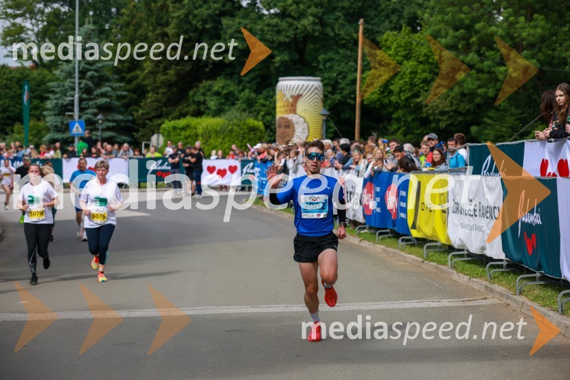 42. Maraton treh src, teki