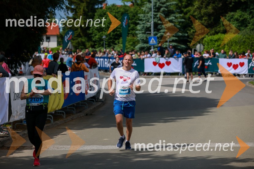 42. Maraton treh src, teki