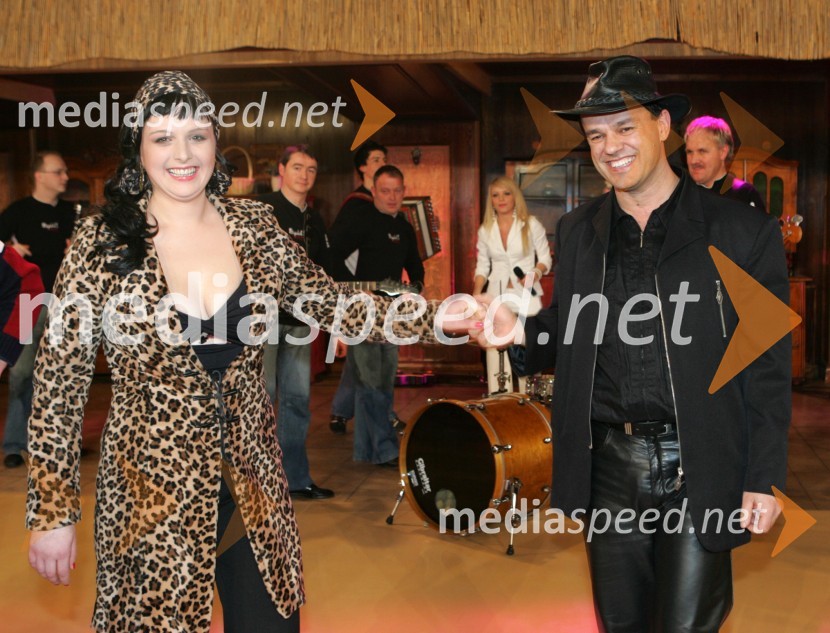 Lidija, voditeljica oddaje in Branko Jovanovič - Brendi, pevecPodalpski večer, snemanje nove oddaje na Net Tv