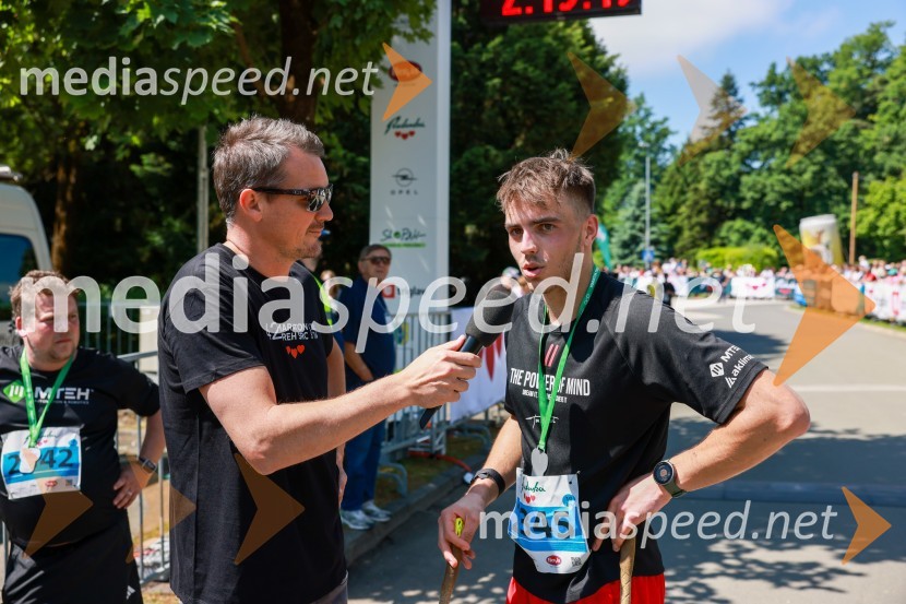  Mitja Šeško, moderator prireditev ;  Tim Marovt42. Maraton treh src, teki