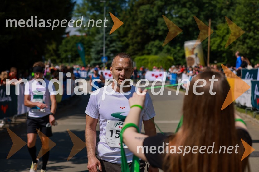 42. Maraton treh src, teki