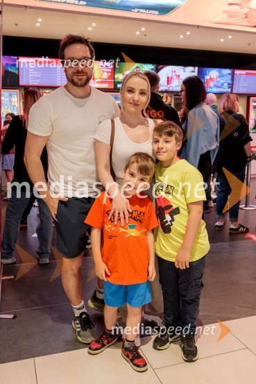  Kristijan Kristanc;  Ana Žontar Kristanc, kuharica, avtorica knjig;  Liam Kristanc;  Timon KristancPremiera filma najbolj popularnega oranžnega mačka Garfield v Cineplexx Ljubljana