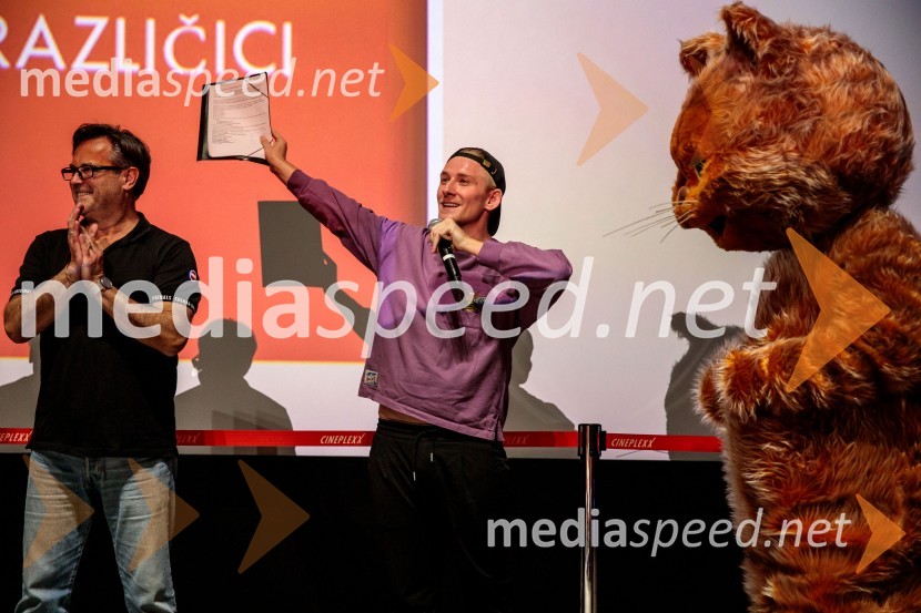  Jernej Kuntner, igralec;  Matic MeškoPremiera filma najbolj popularnega oranžnega mačka Garfield v Cineplexx Ljubljana
