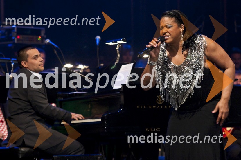 Sheila Raye Charles, pevka in hčerka pevca Raya Charlesa, v ozadju Uroš Perić, pevecElvis meets Ray, koncert