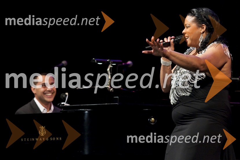 Sheila Raye Charles, pevka in hčerka pevca Raya Charlesa, v ozadju Uroš Perić, pevecElvis meets Ray, koncert