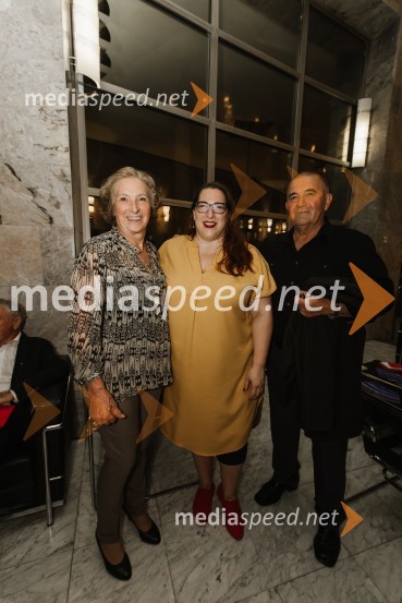 Ana Facchini, igralka SNG Nova Gorica, s staršiKoncert ob 30-letnici gledališke hiše in 20-letnici statusa narodnega gledališča Nova Gorica