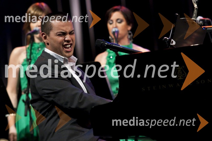 Uroš Perić, pevecElvis meets Ray, koncert