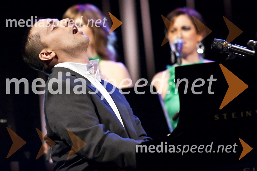 Uroš Perić, pevecElvis meets Ray, koncert