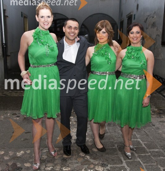 Uroš Perić, pevec z backvokalistkamiElvis meets Ray, koncert