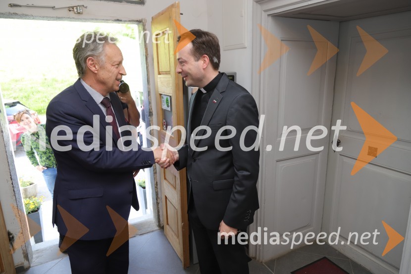  ... ; dr. Sebastijan Valentan, duhovnik, Župnija Sveti Peter pri Mariboru- MalečnikOdprtje Župnijske knjižnice Jurija Borešiča v  Malečniku