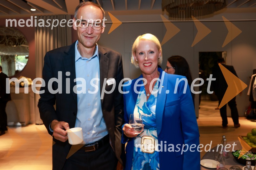  Aleksander Salkič, Pošta Slovenije;  Petra Juvančič, izvršna direktorica, Združenje ManagerMQ konferenca 2024