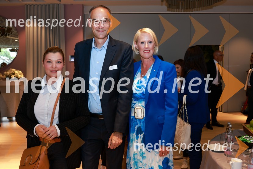  Alenka Vidic Praprotnik, o28;  Aleksander Salkič, Pošta Slovenije;  Petra Juvančič, izvršna direktorica, Združenje ManagerMQ konferenca 2024