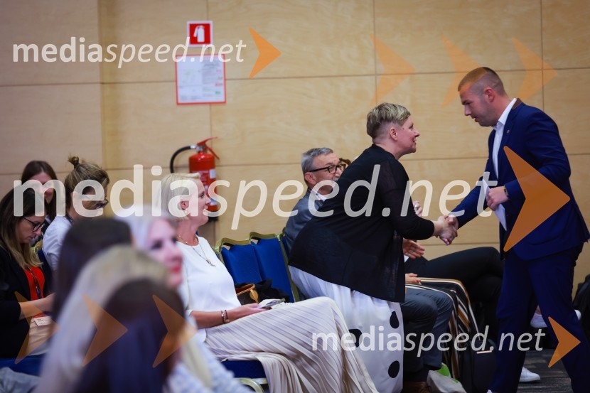  Tina Cipot, vodja korporativnega komuniciranja, Lidl Slovenija, predsednica PRSS;  Christian Poletti, podžupan, Občina Piran26. SKOJ, prvi dan konference in podelitev nagrad Prizma